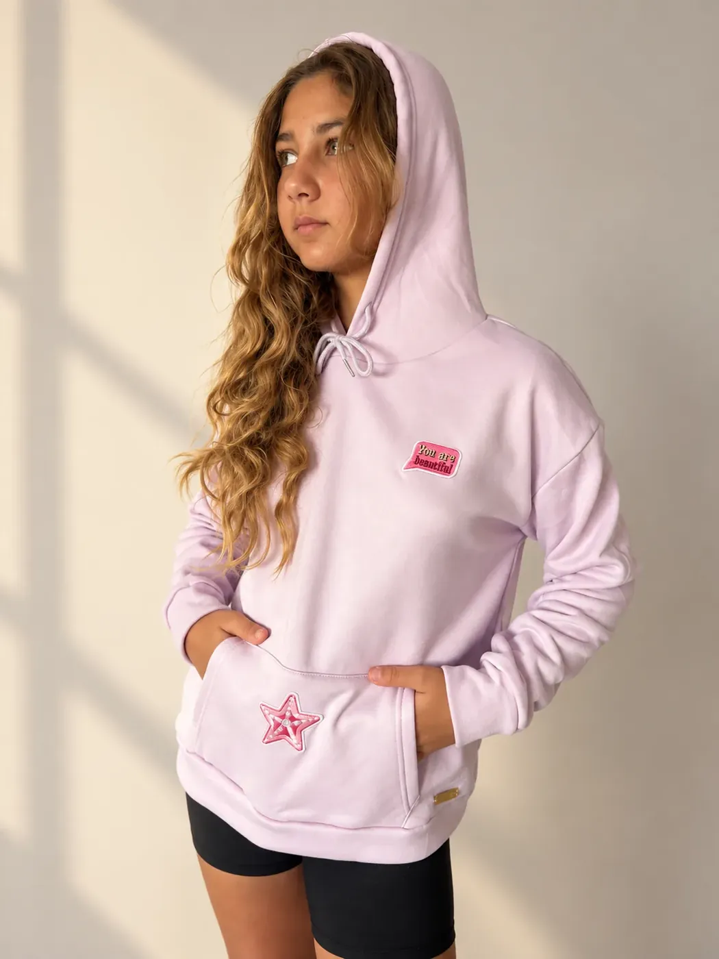 Hoodie Sugar Cloud · Lilás · Beautiful HEY, VALLEY! pronta a enviar, usada por modelo