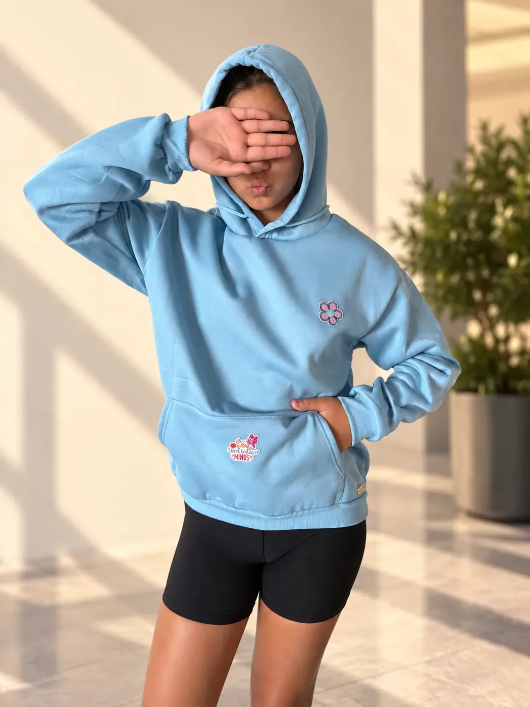 Hoodie Sugar Cloud · Azul · Flower HEY, VALLEY! pronta a enviar, usada por modelo