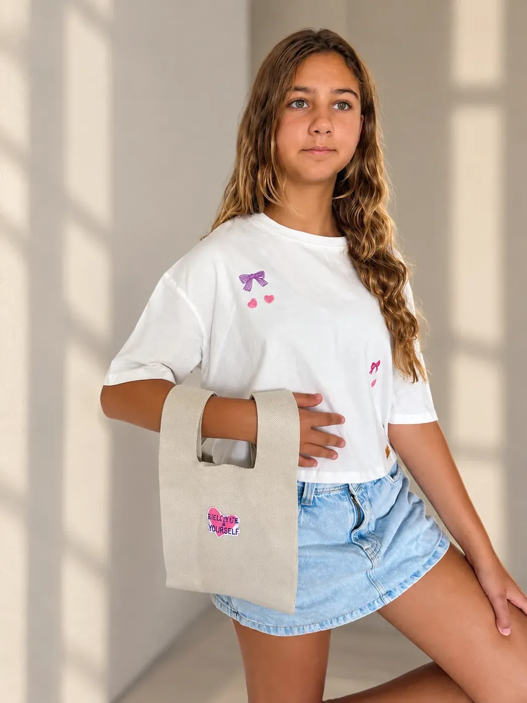 T-shirt Bow Bow HEY, VALLEY! pronta a enviar, usada por modelo