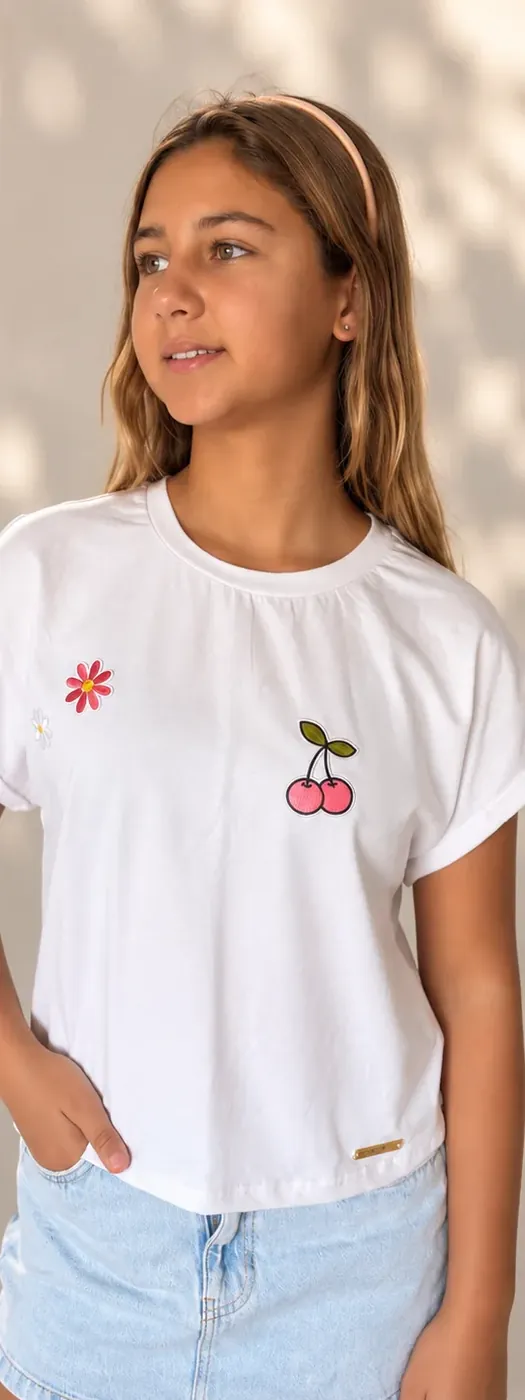 T-shirt Cherry HEY, VALLEY! pronta a enviar, usada por modelo