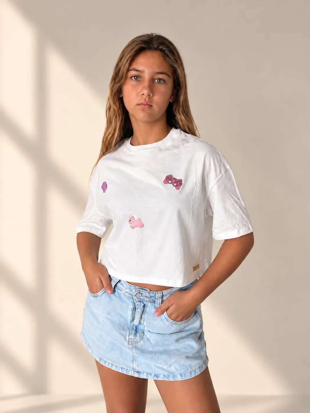 T-shirt Game On HEY, VALLEY! pronta a enviar, usada por modelo