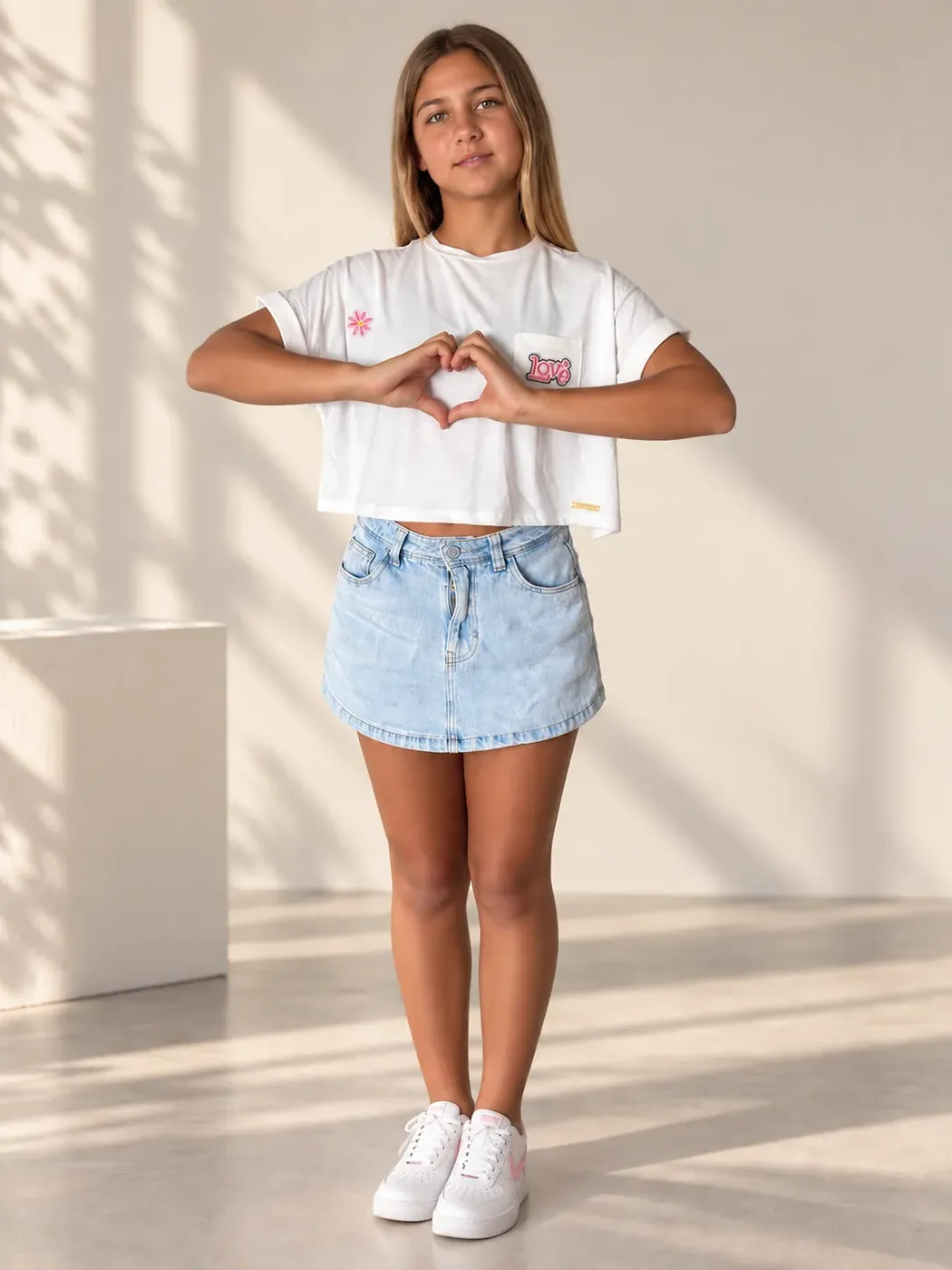 T-shirt Love Note HEY, VALLEY! pronta a enviar, usada por modelo